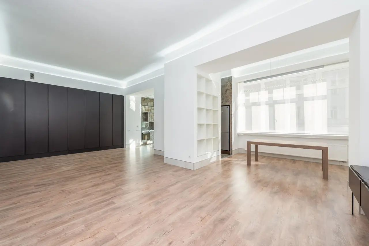 Appartement vide et lumineux, remis à neuf et prêt à être rendu