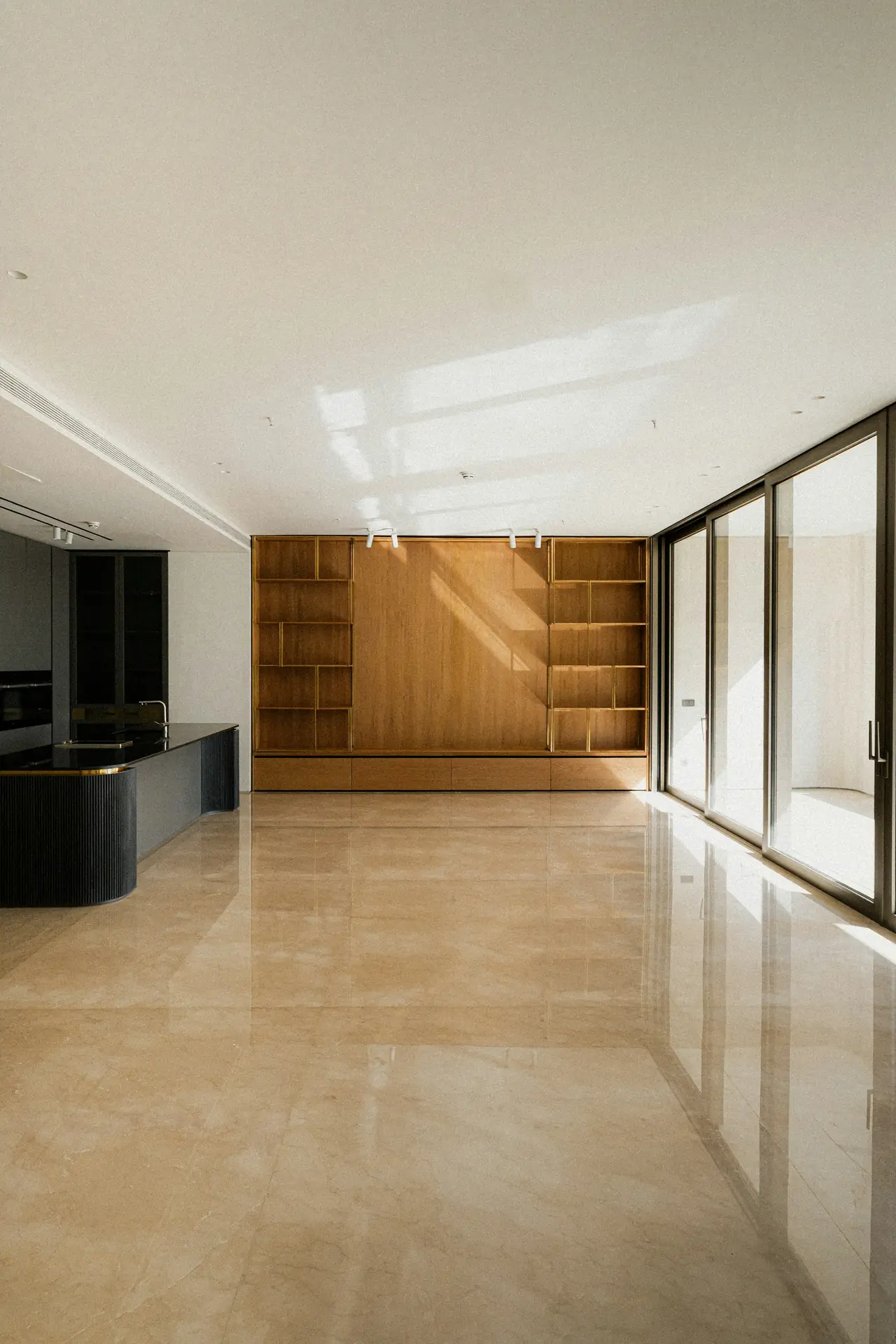 Appartement vide et lumineux au sol en marbre poli, prêt à être rendu