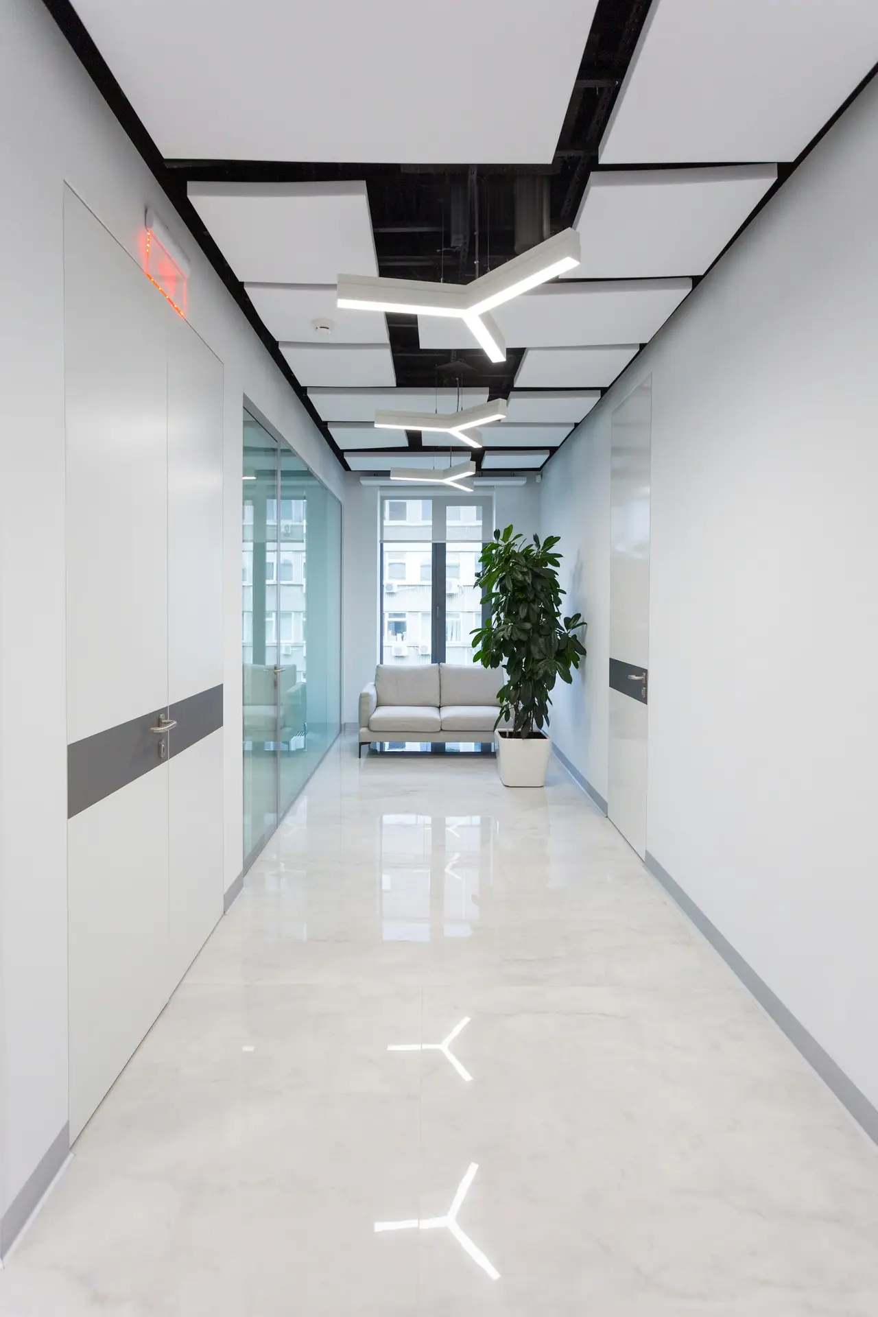 Couloir de bureaux lumineux au sol en marbre brillant