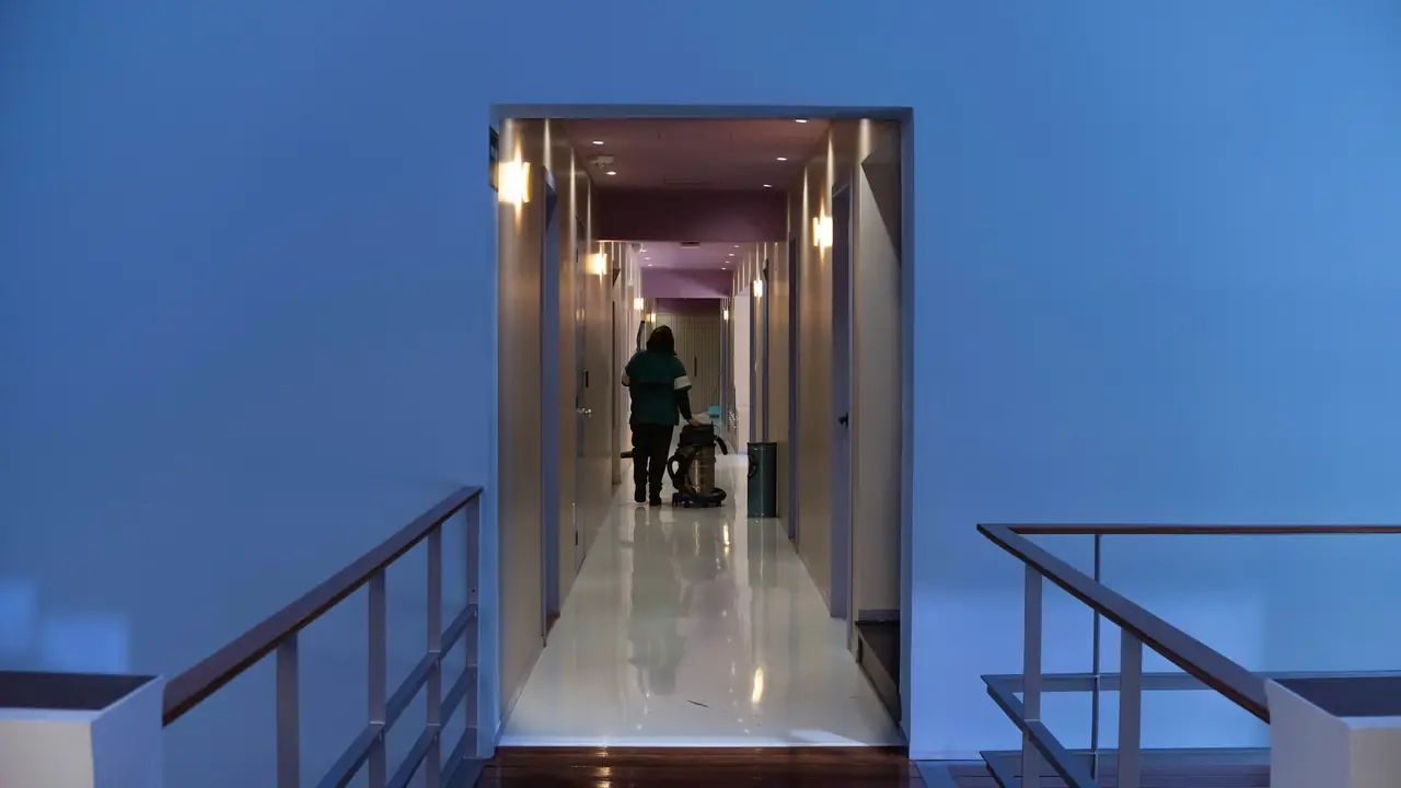 Couloir d'immeuble entretenu par une agente et son chariot