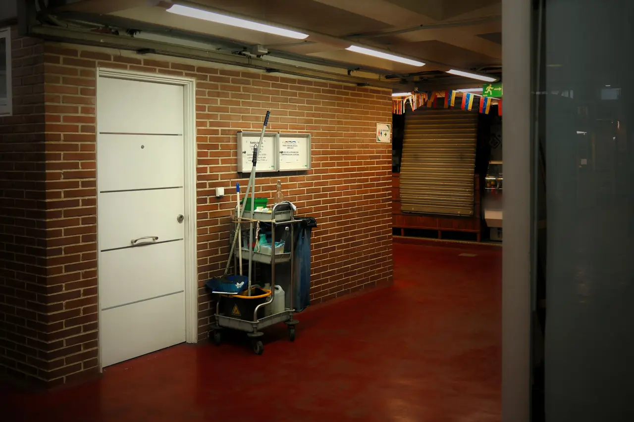 Couloir d'immeuble avec un chariot de nettoyage