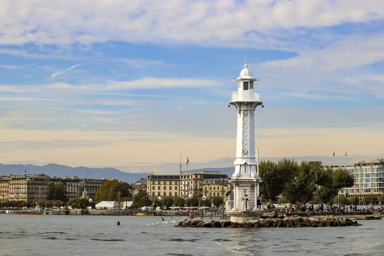Le phare des Pâquis et les quais de Genève au bord du Léman