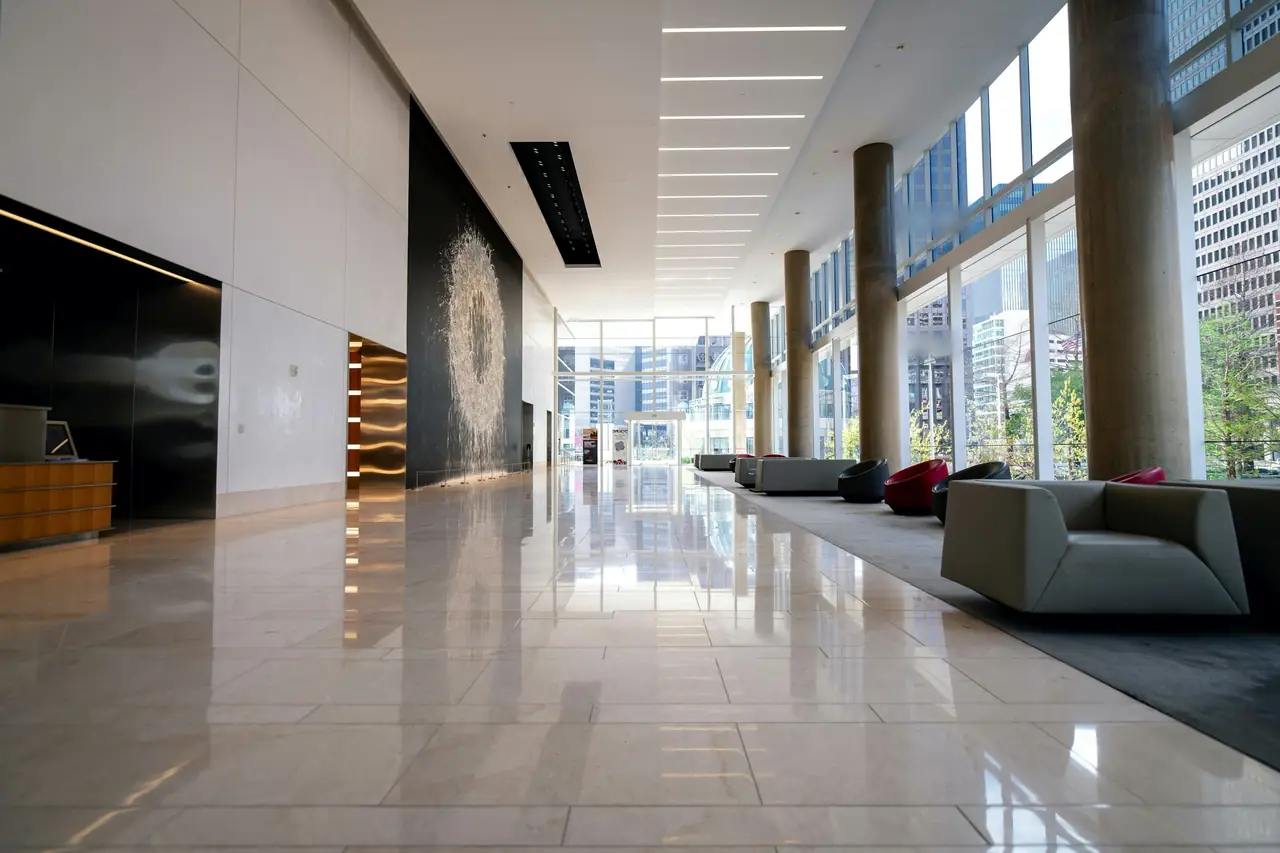 Hall d'immeuble au sol de marbre brillant, fraîchement entretenu