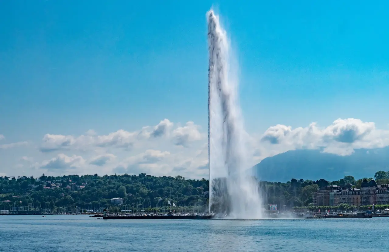 Le Jet d'eau de Genève s'élevant au-dessus du lac Léman sous un ciel bleu