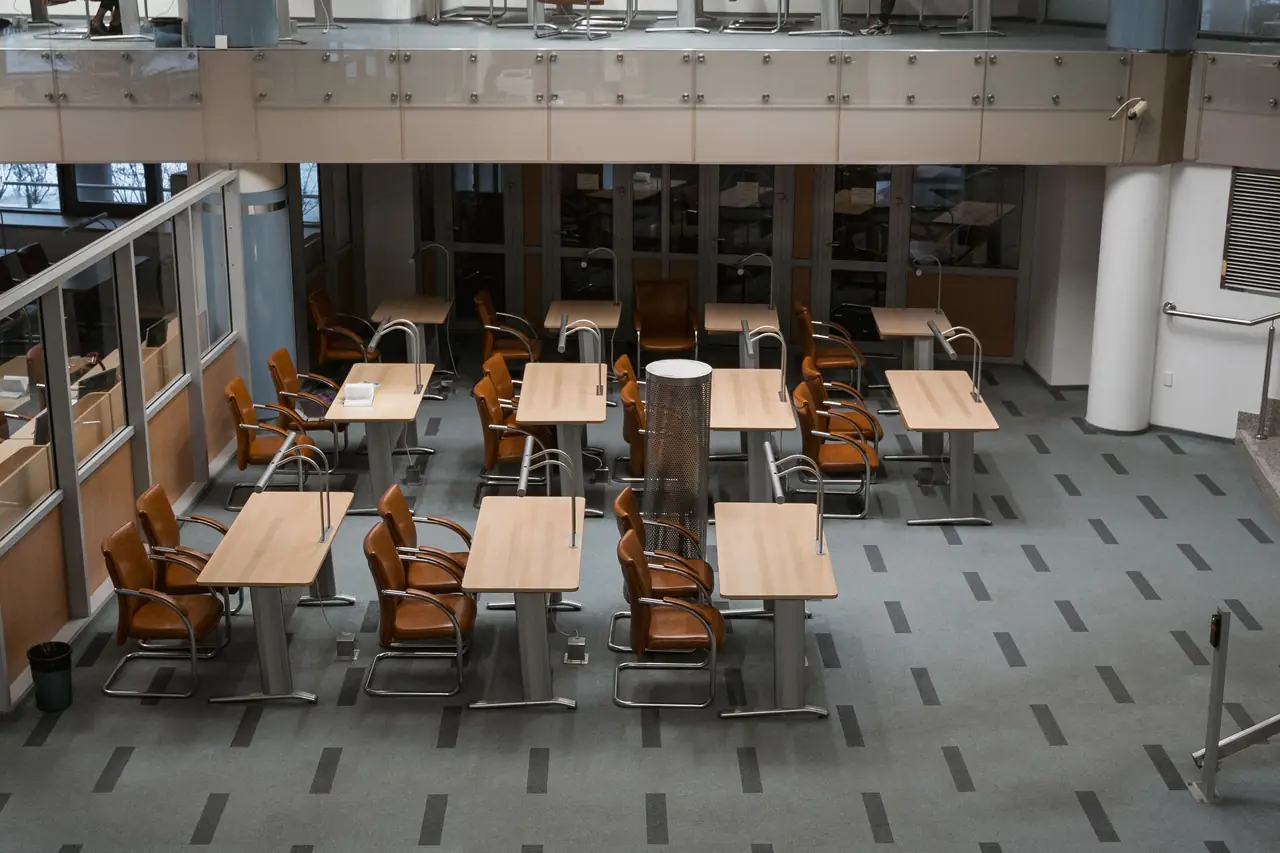 Bureau moderne et lumineux, tables et chaises alignées